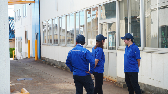 3人が立ち話をしている様子